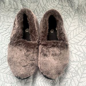 Acorn Size 6.5-7.5 Fuzzy Slippers